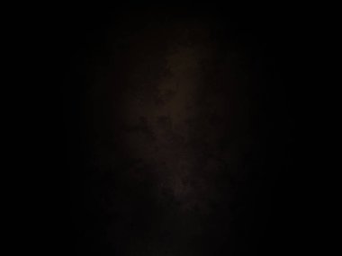 Siyah gömlekli bir adam elinde kamera tutuyor.