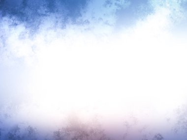 Karlı bir yüzeyde kaykay süren bir insan.