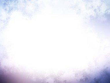 Karlı bir yüzeyde snowboard süren bir insan.