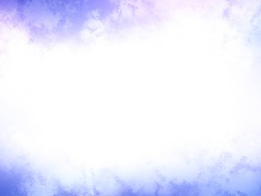 Karlı bir yüzeyde kaykay süren bir insan.