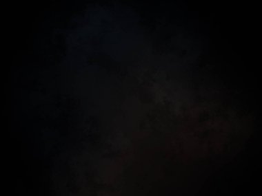 Arka planda parlak bir ay ile gece gökyüzünde uçan bir uçak.