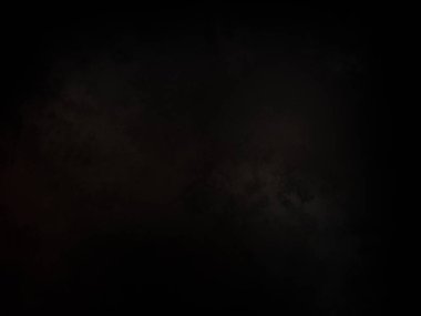 Karanlıkta birkaç bulut olan karanlık bir gökyüzü.