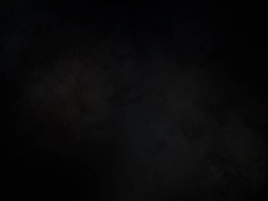 Siyah gömlekli bir adam elinde kamera tutuyor.