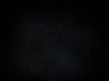 Kara bir arka plan, karanlık bir gökyüzü ve birkaç bulut.