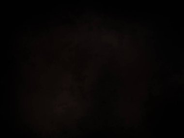 Siyah bir arka plan, siyah gökyüzü ve beyaz bir ışık.