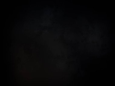 Kara gökyüzü, birkaç bulut ve bir uçak.