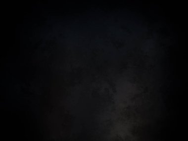 Karanlık gökyüzü ve aydınlığı olan siyah bir arkaplan.