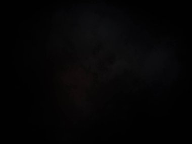 Karanlık gökyüzünde bulutlu bir dolunay.