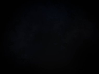 Karanlıkta elinde kamera tutan biri.