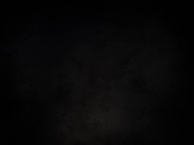 Siyah bir arka plan, siyah gökyüzü ve beyaz bir ışık.