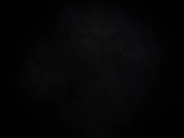 Karanlık gökyüzünde bulutlu bir dolunay.