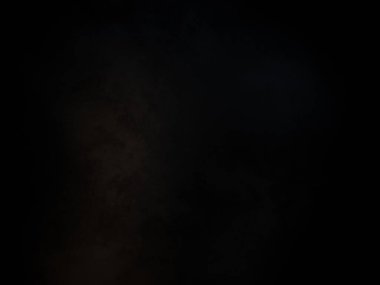 Elinde cep telefonu olan takım elbiseli ve kravatlı bir adam.