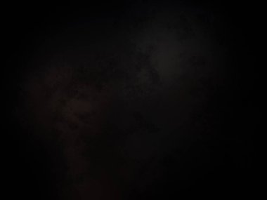 Kara bir gökyüzü, birkaç bulut ve ışık.