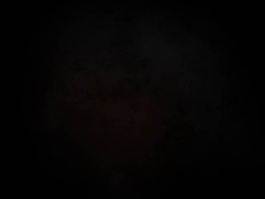 Karanlık gökyüzünde dolunay ve siyah bir arka plan.