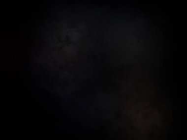 Kara bir arka plan, karanlık bir gökyüzü ve birkaç bulut.