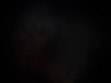 Kara gökyüzü, birkaç bulut ve bir uçak.