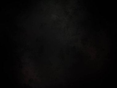 Kara bir arka plan, karanlık bir gökyüzü ve birkaç bulut.