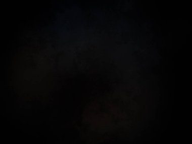 Siyah bir arkaplan, koyu gökyüzü ve beyaz bir ışık.