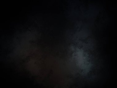 Karanlıkta birkaç bulut olan karanlık bir gökyüzü.