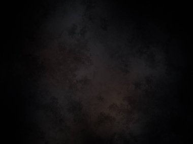 Karanlık gökyüzü ve aydınlığı olan siyah bir arkaplan.