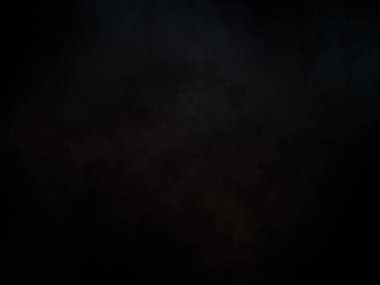 Kara bir arka plan, karanlık bir gökyüzü ve birkaç bulut.