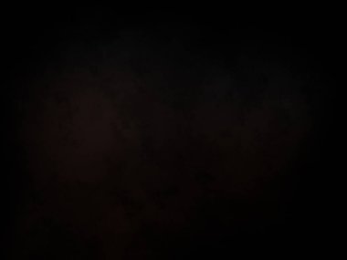 Kara bir arka plan, karanlık bir gökyüzü ve birkaç bulut.