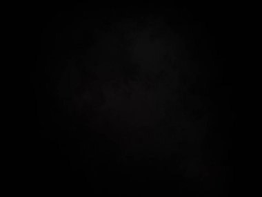 Karanlık gökyüzünde bulutlu bir dolunay.