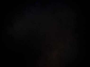 Karanlıkta elinde kamera tutan biri.