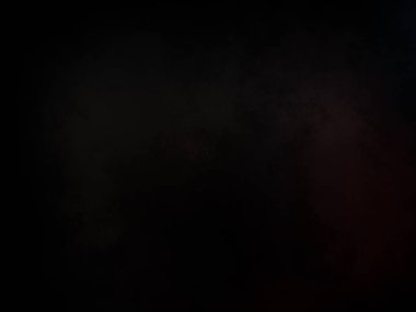 Elinde mikrofon tutan takım elbiseli ve kravatlı bir adam.