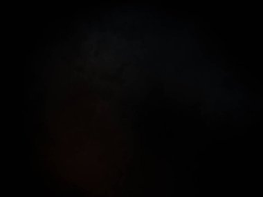 Elinde cep telefonu tutan biri.