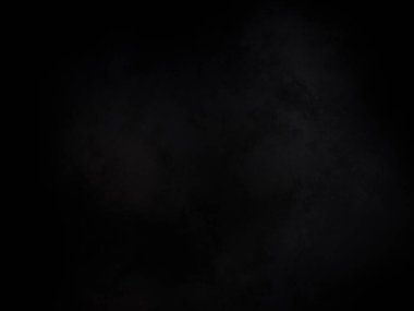 Karanlıkta elinde kamera tutan biri.