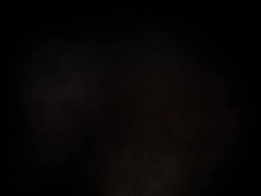 Takım elbiseli ve kravatlı bir adam ateşin önünde duruyor.