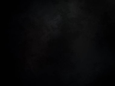 Siyah gömlekli bir adam elinde kamera tutuyor.