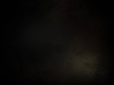 Siyah gömlekli bir adam elinde kamera tutuyor.