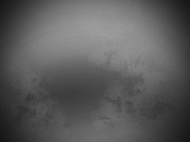 Dairesel bir nesnenin siyah beyaz fotoğrafı