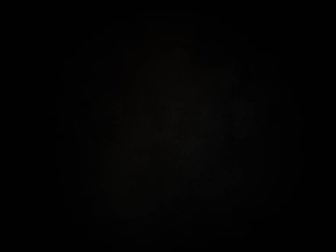 Karanlık gökyüzünde dolunay.