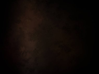 Siyah bir arka planın önünde duran takım elbiseli ve kravatlı bir adam.