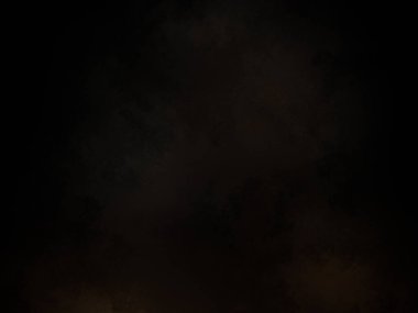 Kara bir arka plan, karanlık bir gökyüzü ve birkaç bulut.