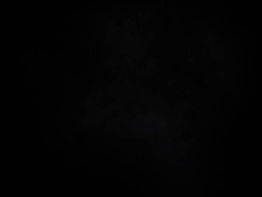 Beyaz ve kırmızı saati olan siyah bir arkaplan.