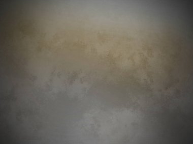 Takım elbiseli ve kravatlı bir adam duvarın önünde duruyor.