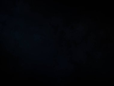 Karanlıkta elinde kamera tutan biri.