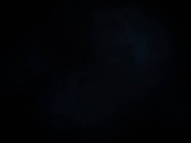 Karanlıkta elinde kamera tutan biri.