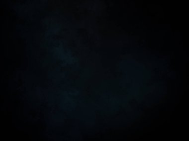 Kara bir arka plan, karanlık bir gökyüzü ve birkaç bulut.