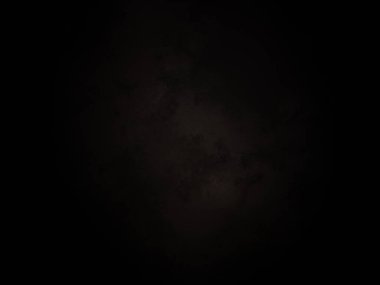 Karanlık gökyüzü ve aydınlığı olan siyah bir arkaplan.