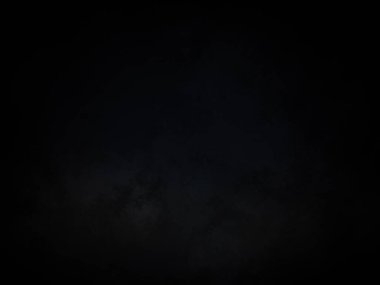 Karanlıkta birkaç bulut olan siyah bir gökyüzü.