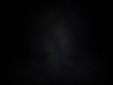 Karanlık gökyüzü ve aydınlığı olan siyah bir arkaplan.