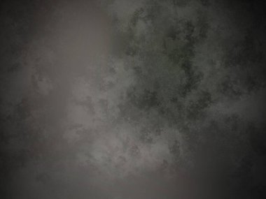 Okyanusta sörf tahtası üzerinde sörf yapan bir adam.