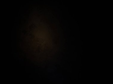 Karanlık gökyüzünde dolunay ve siyah bir arka plan.