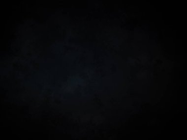 Karanlıkta birkaç bulut olan karanlık bir gökyüzü.