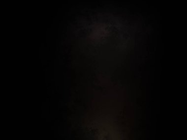 Karanlıkta elinde kamerayla bekleyen biri.